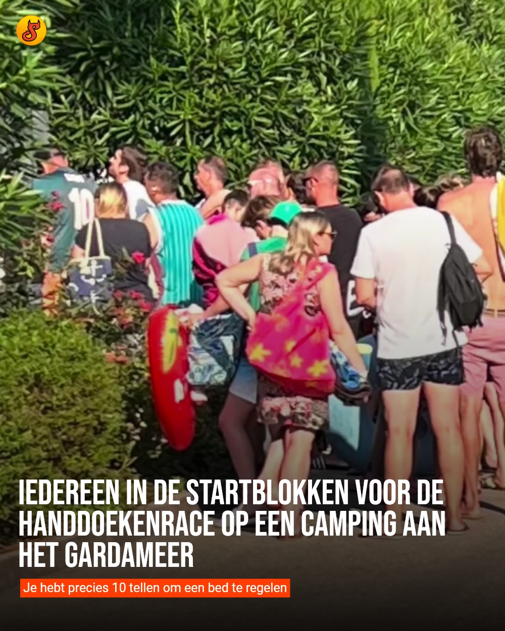 Iedereen in de startblokken voor de handdoekenrace op een camping aan het Gardameer
