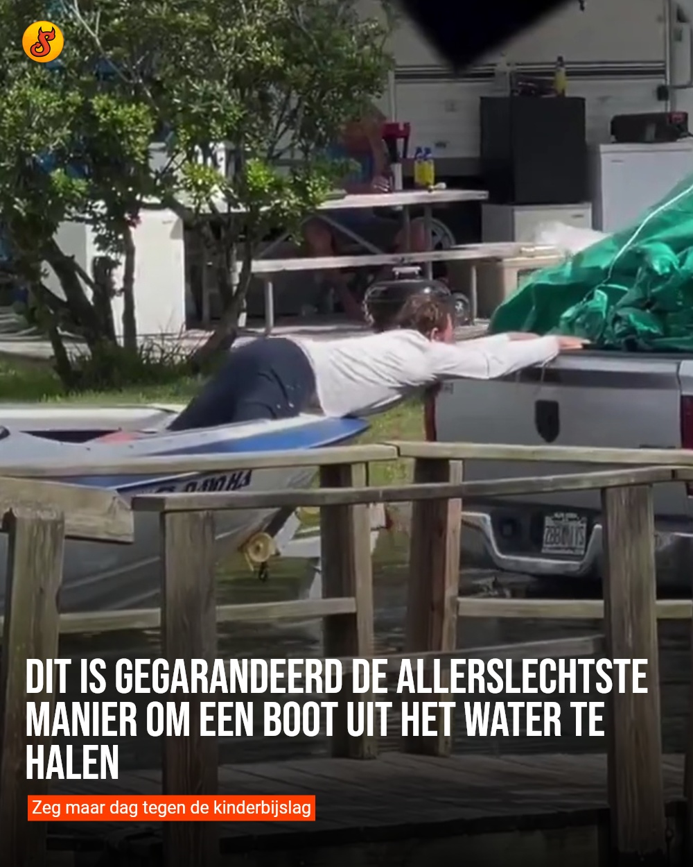 Dit is gegarandeerd de allerslechtste manier om een boot uit het water te halen