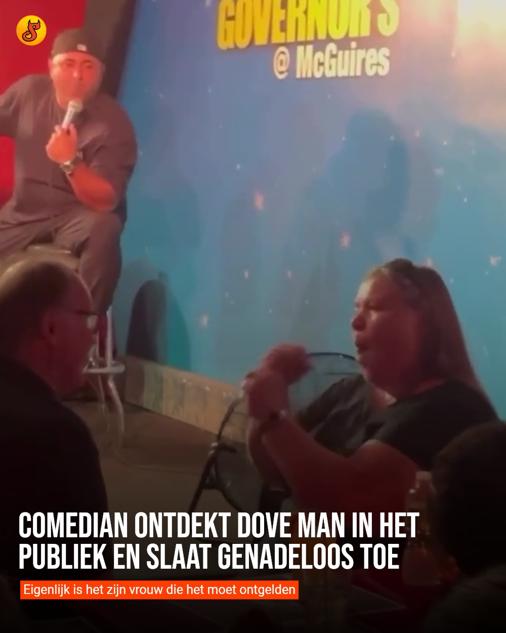 Comedian ontdekt dove man in het publiek en slaat genadeloos toe