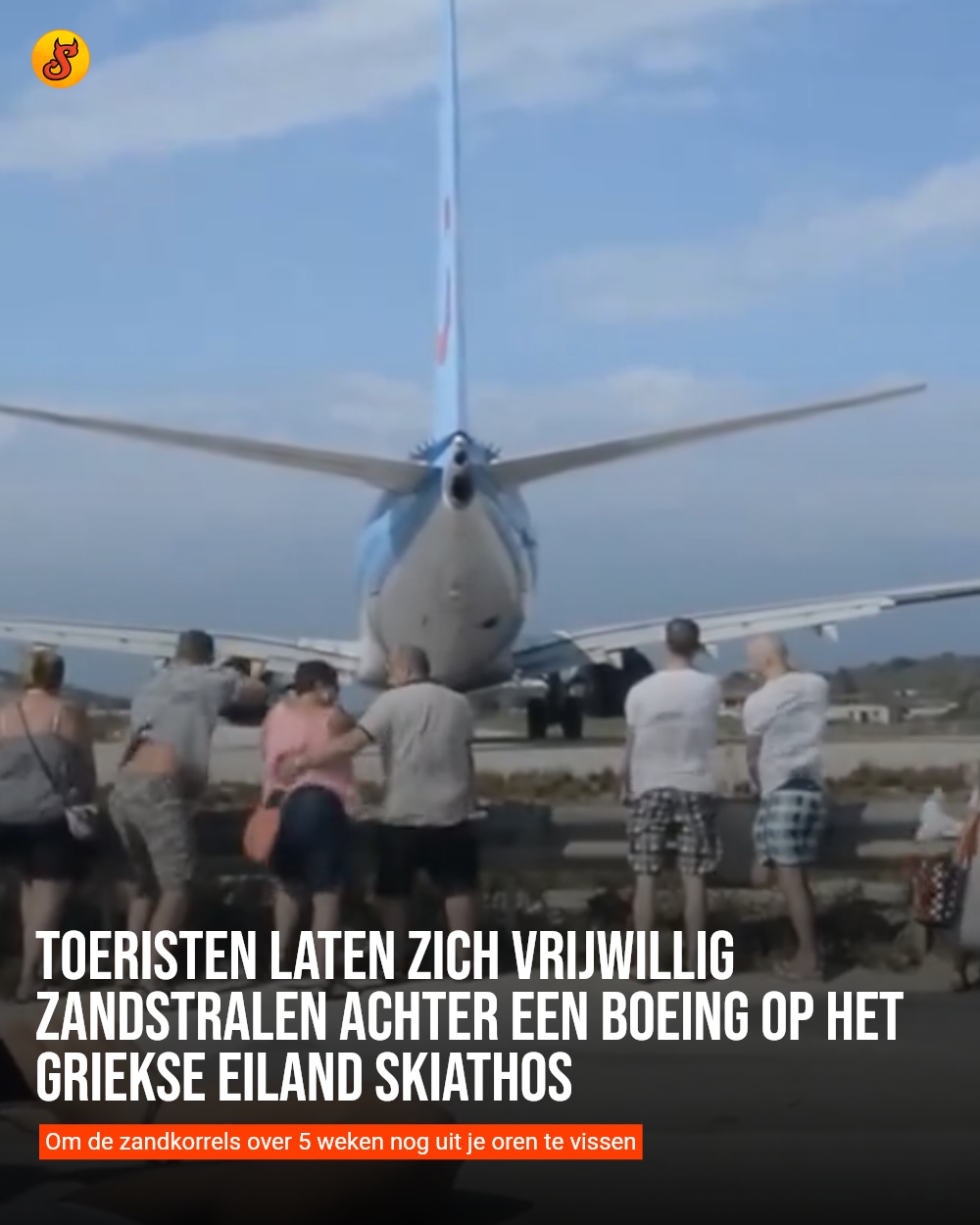Toeristen laten zich vrijwillig zandstralen achter een Boeing op het Griekse eiland Skiathos