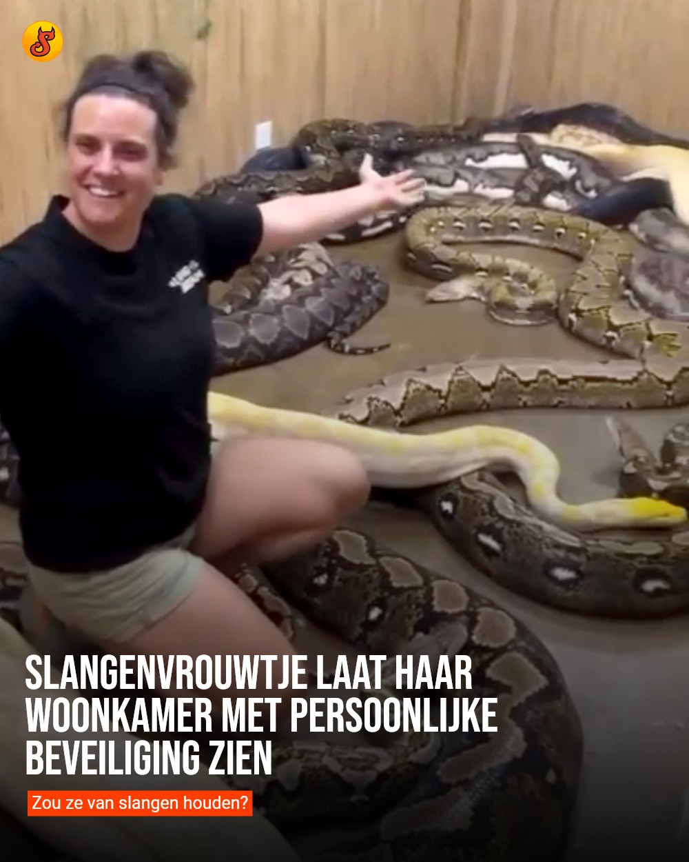 Slangenvrouwtje laat haar woonkamer met persoonlijke beveiliging zien