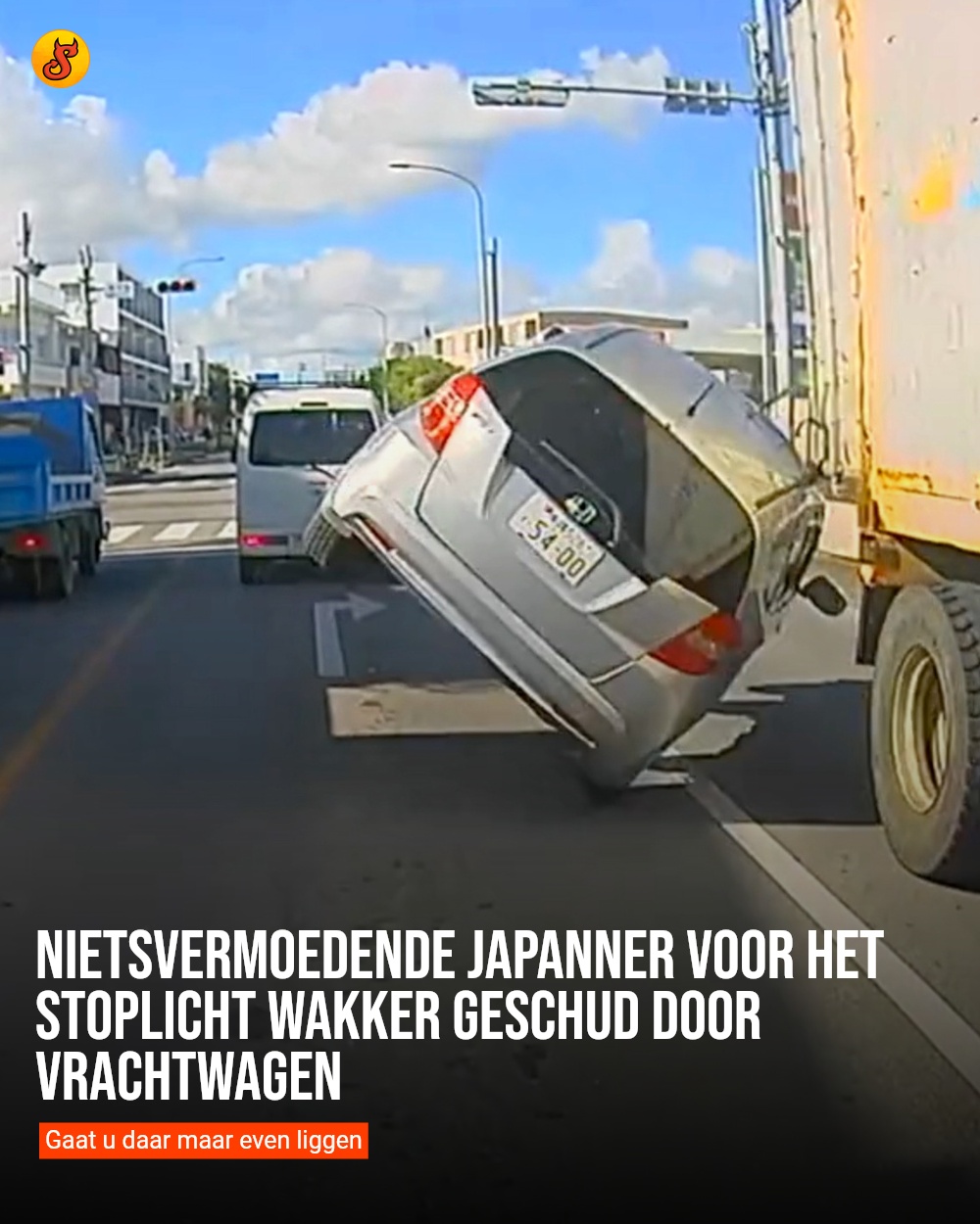 Nietsvermoedende Japanner voor het stoplicht wakker geschud door vrachtwagen