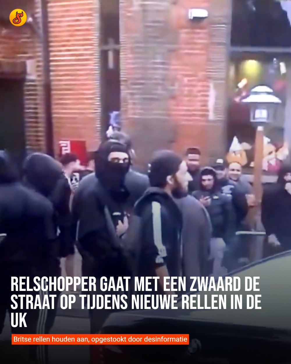 Relschopper gaat met een zwaard de straat op tijdens nieuwe rellen in de UK
