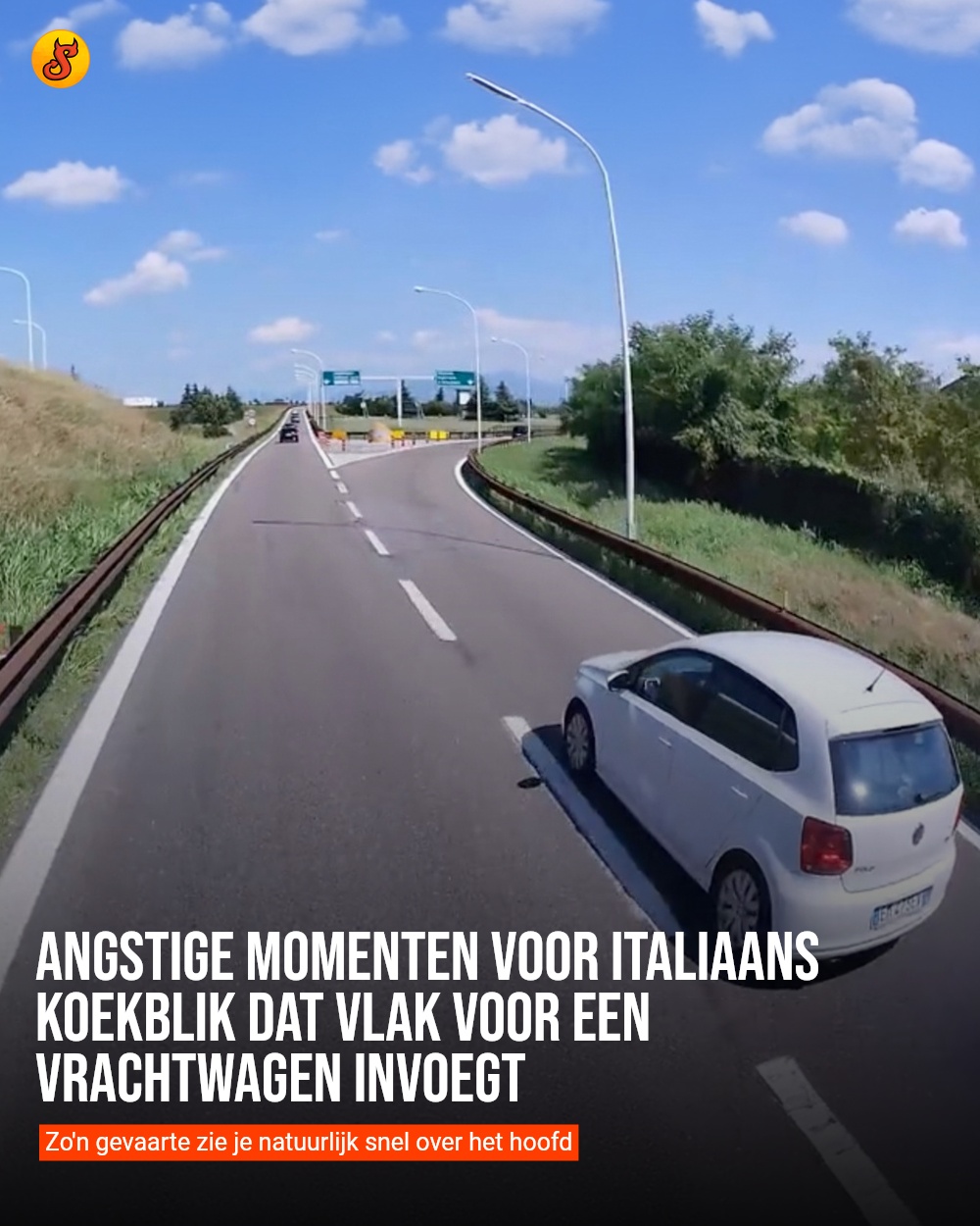Angstige momenten voor Italiaans koekblik dat vlak voor een vrachtwagen invoegt