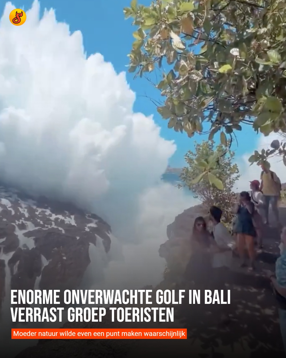 Enorme onverwachte golf in Bali verrast groep toeristen