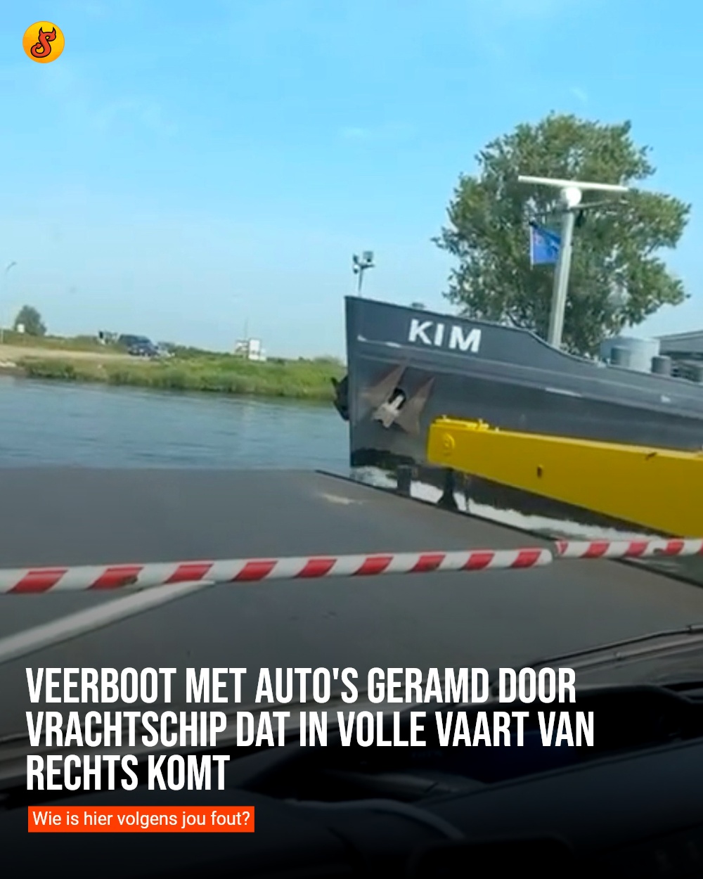 Veerboot met auto's geramd door vrachtschip dat in volle vaart van rechts komt