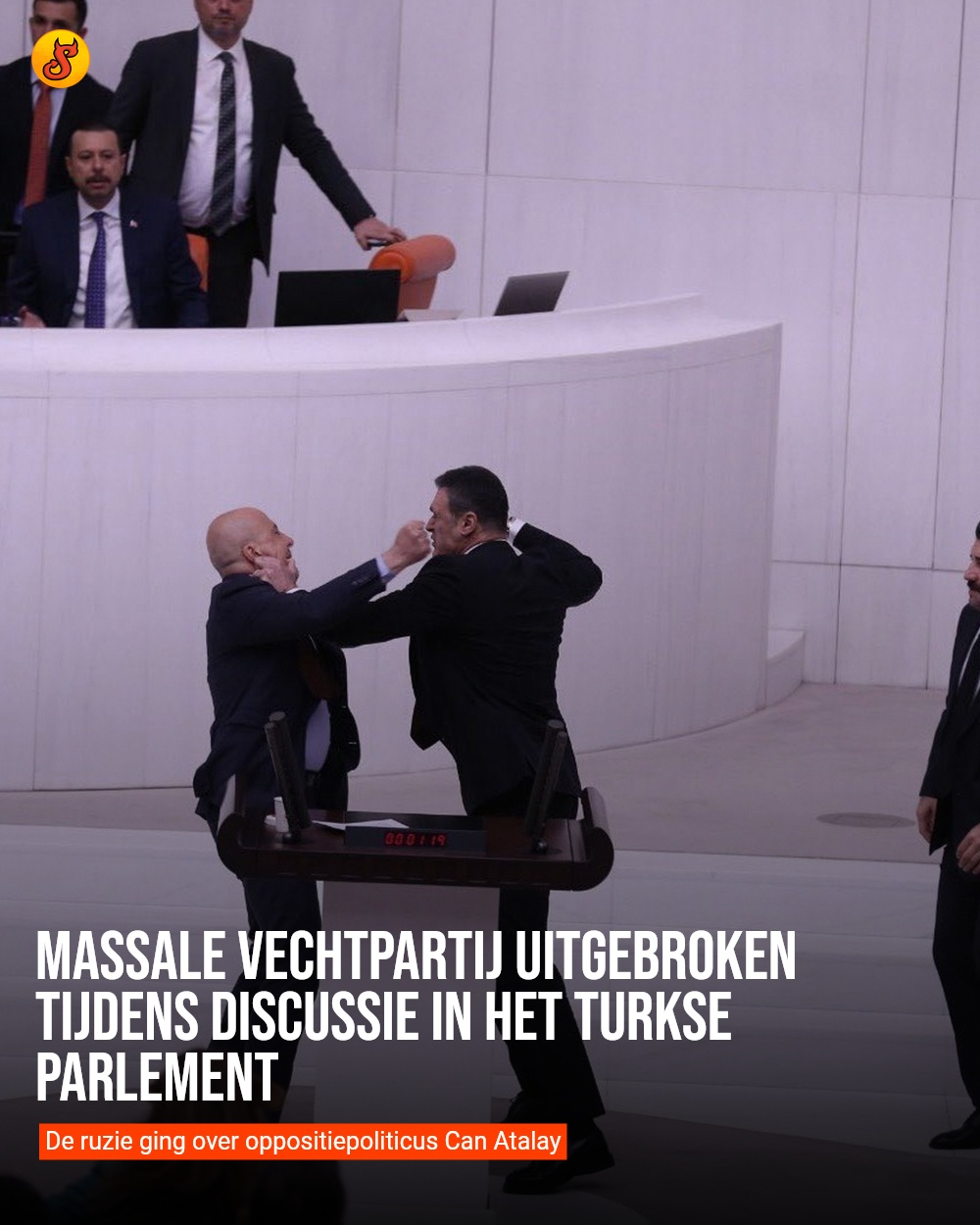 Massale vechtpartij uitgebroken tijdens discussie in het Turkse parlement