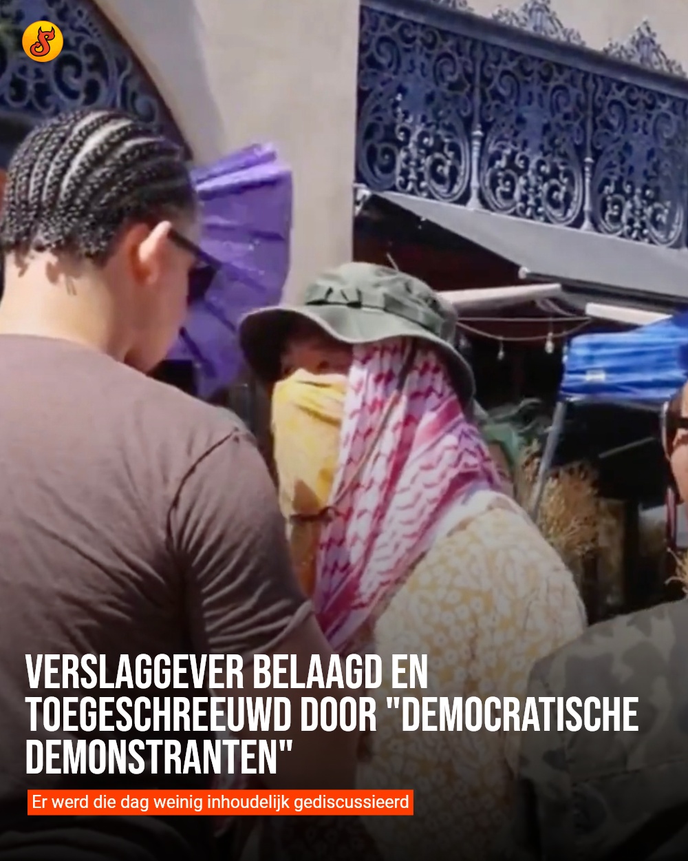 Verslaggever belaagd en toegeschreeuwd door "democratische demonstranten"