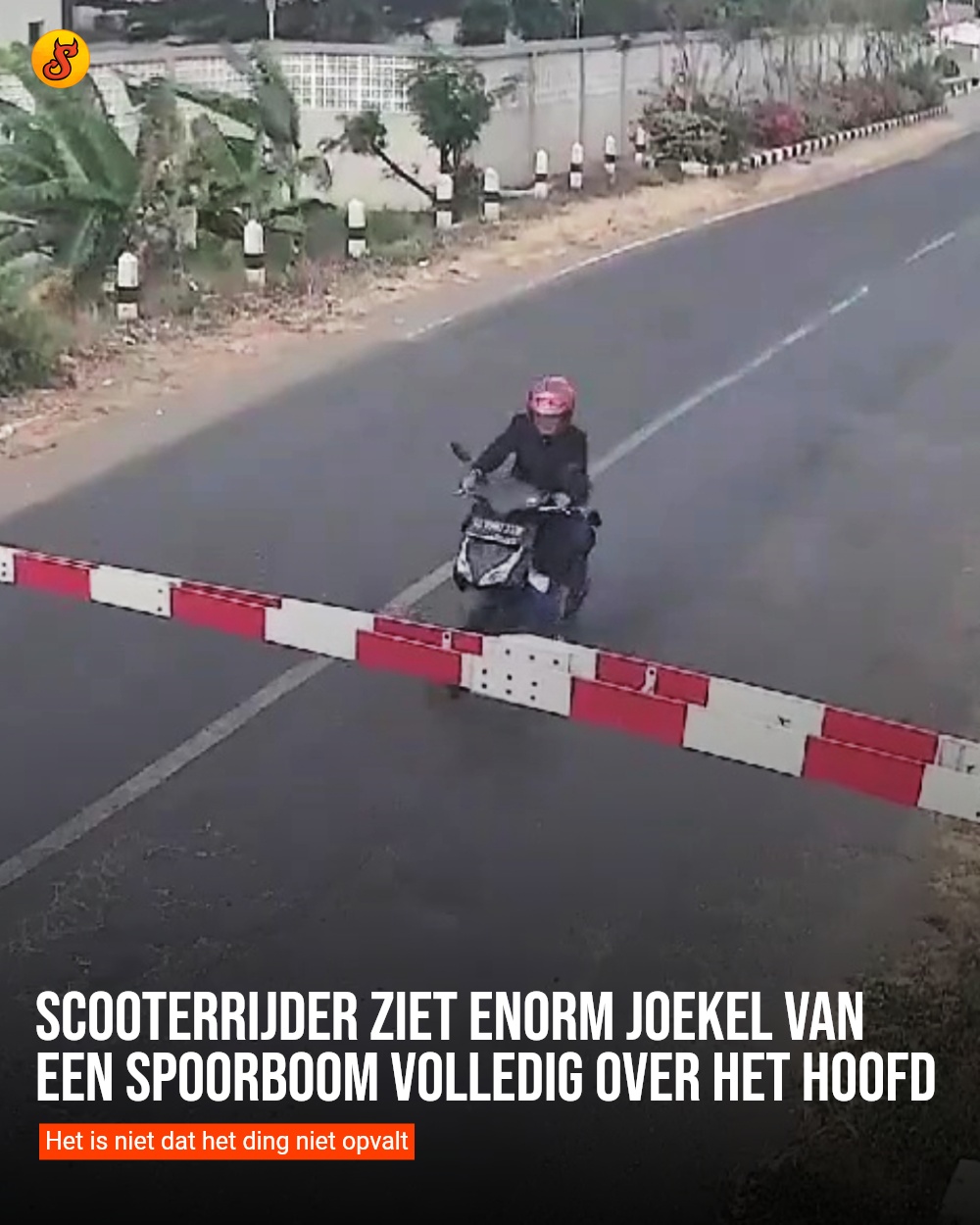 Scooterrijder ziet enorm joekel van een spoorboom volledig over het hoofd