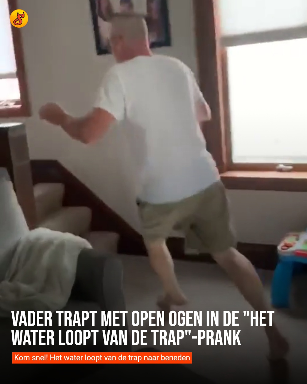 Vader trapt met open ogen in de "het water loopt van de trap"-prank