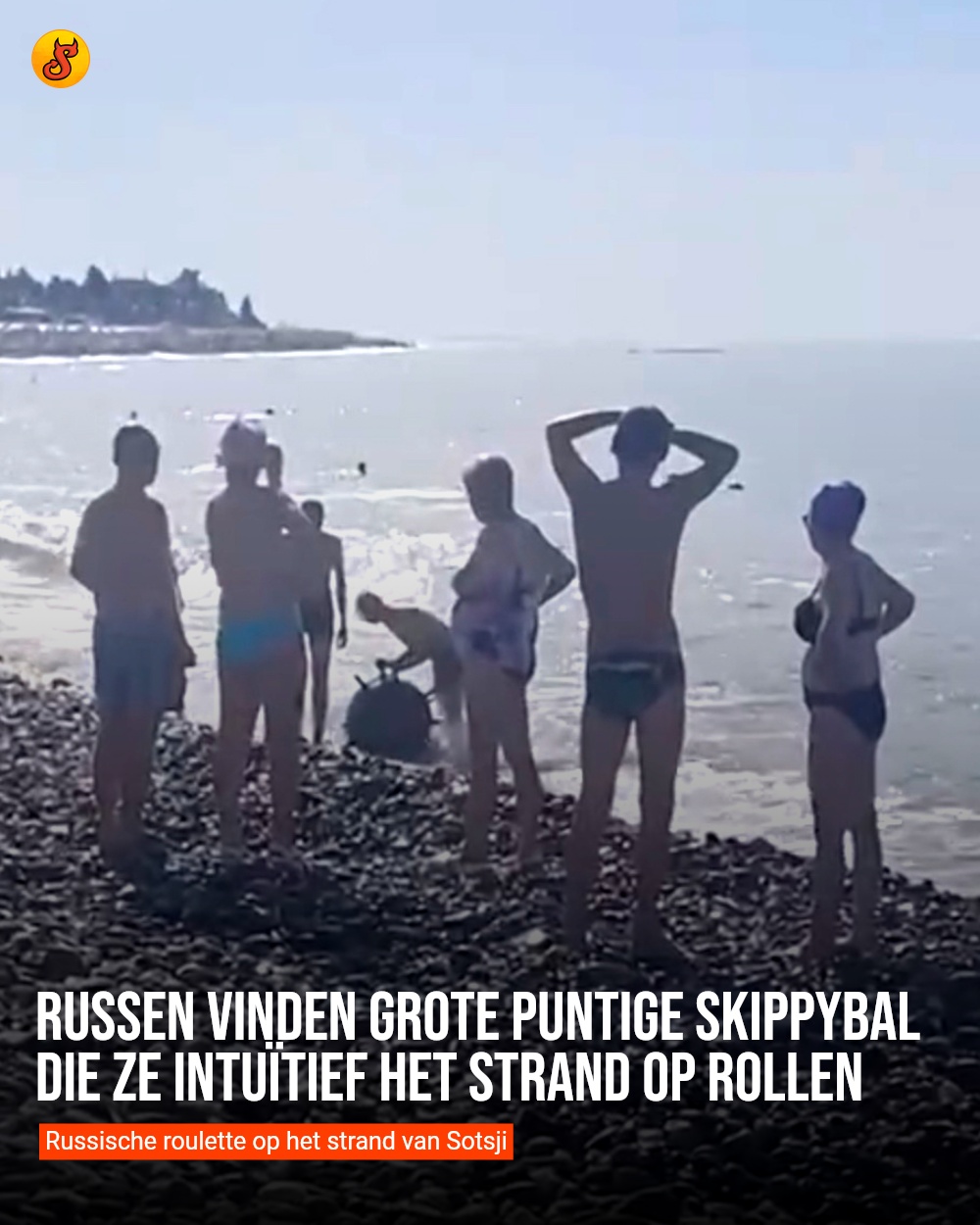 Russen vinden grote puntige skippybal die ze intuïtief het strand op rollen