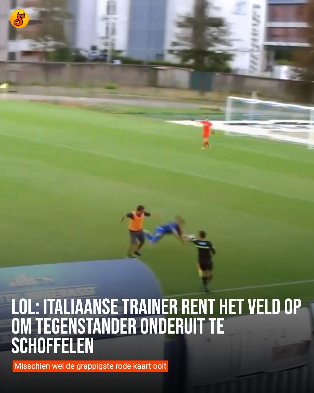 LOL: Italiaanse trainer rent het veld op om tegenstander onderuit te schoffelen
