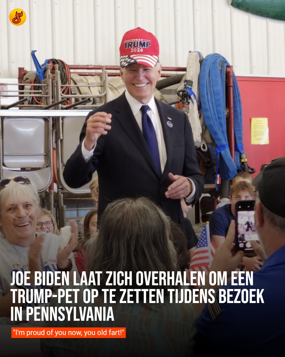 Joe Biden laat zich overhalen om een Trump-pet op te zetten tijdens bezoek in Pennsylvania