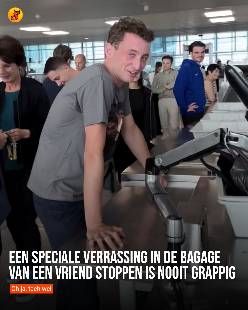 Een speciale verrassing in de bagage van een vriend stoppen is nooit grappig
