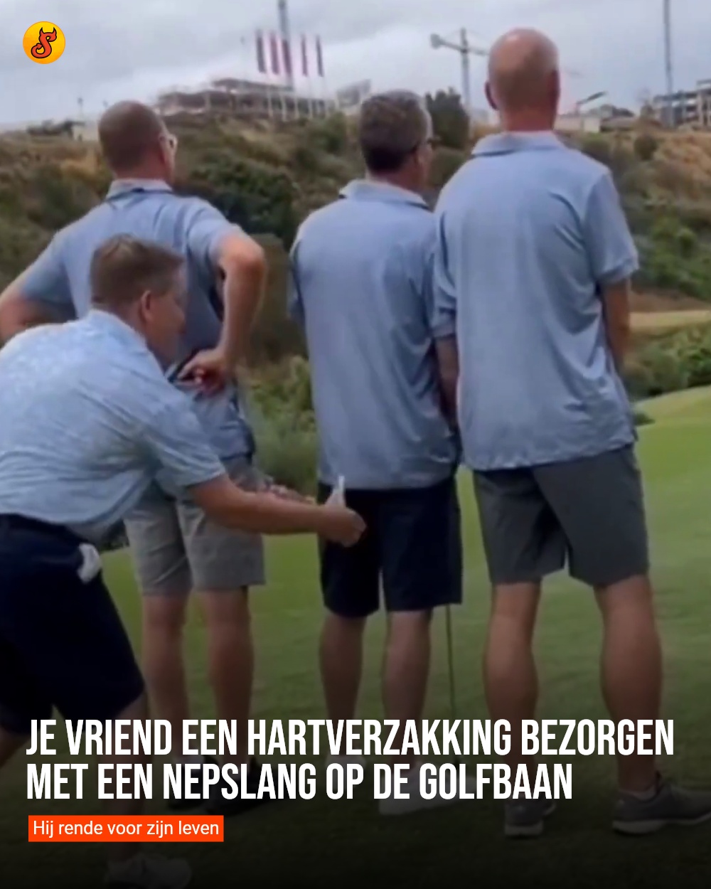 Je vriend een hartverzakking bezorgen met een nepslang op de golfbaan