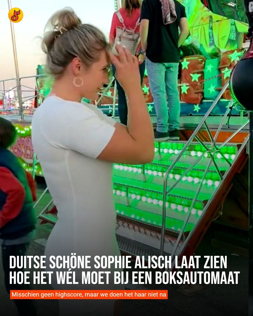 Duitse schöne Sophie Alisch laat zien hoe het wél moet bij een boksautomaat