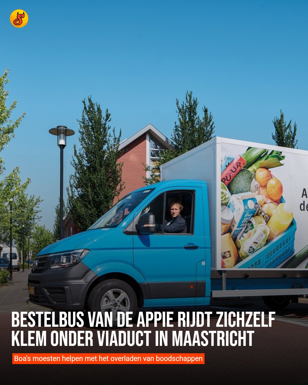 Bestelbus van de Appie rijdt zichzelf klem onder viaduct in Maastricht