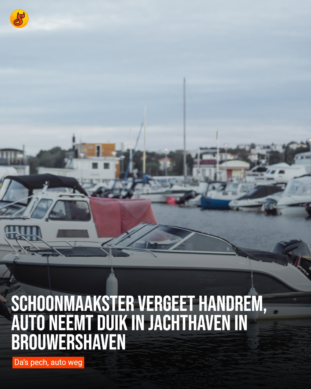 Schoonmaakster vergeet handrem, auto neemt duik in jachthaven in Brouwershaven