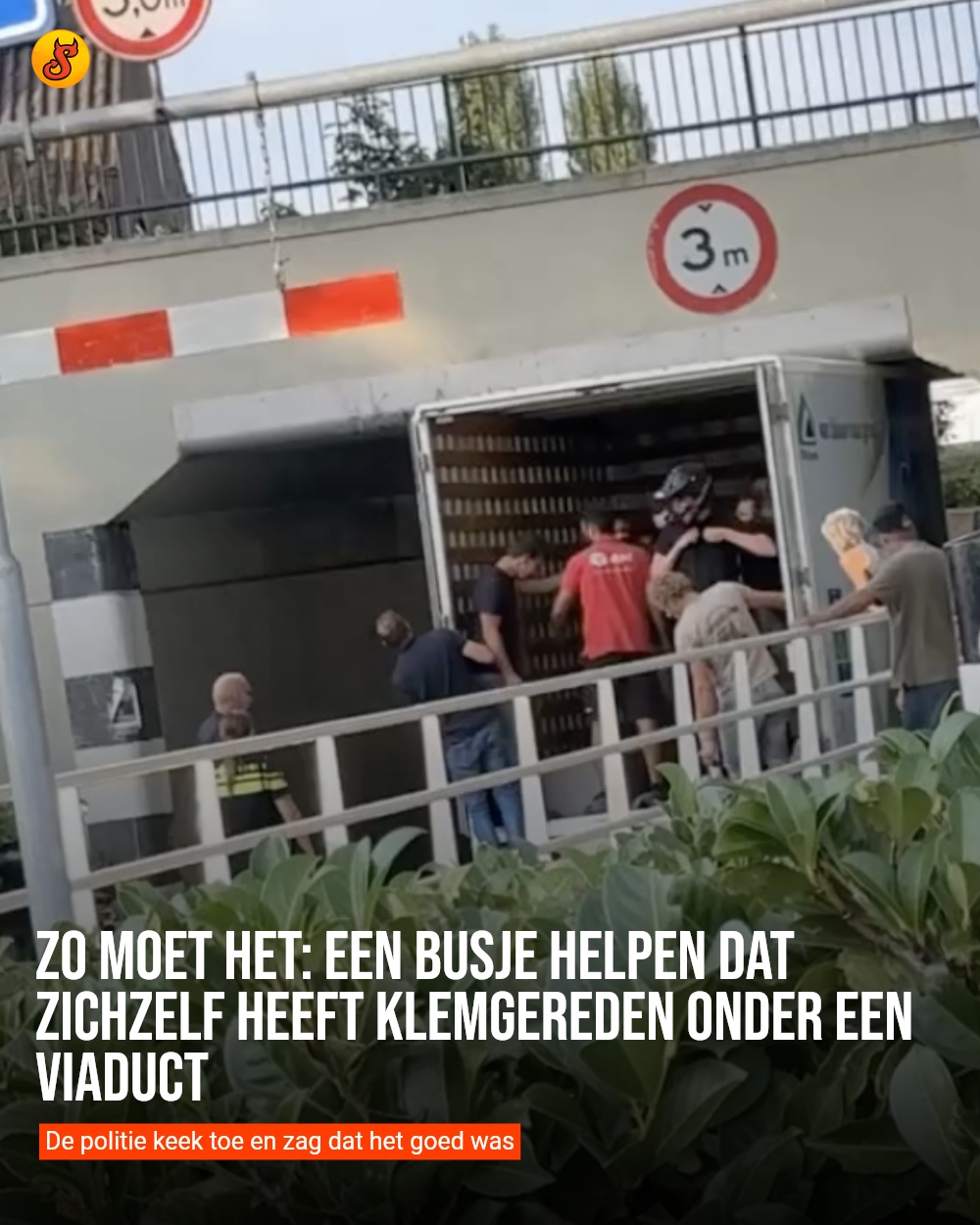 Zo moet het: Een busje helpen dat zichzelf heeft klemgereden onder een viaduct