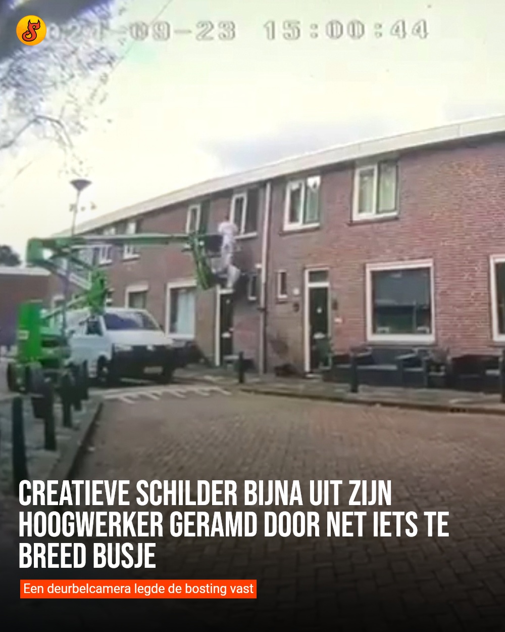 Creatieve schilder bijna uit zijn hoogwerker geramd door net iets te breed busje