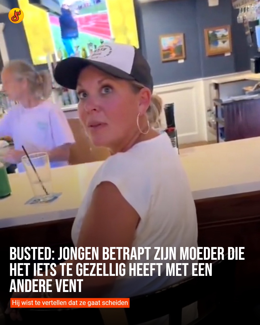 Busted: Jongen betrapt zijn moeder die het iets te gezellig heeft met een andere vent