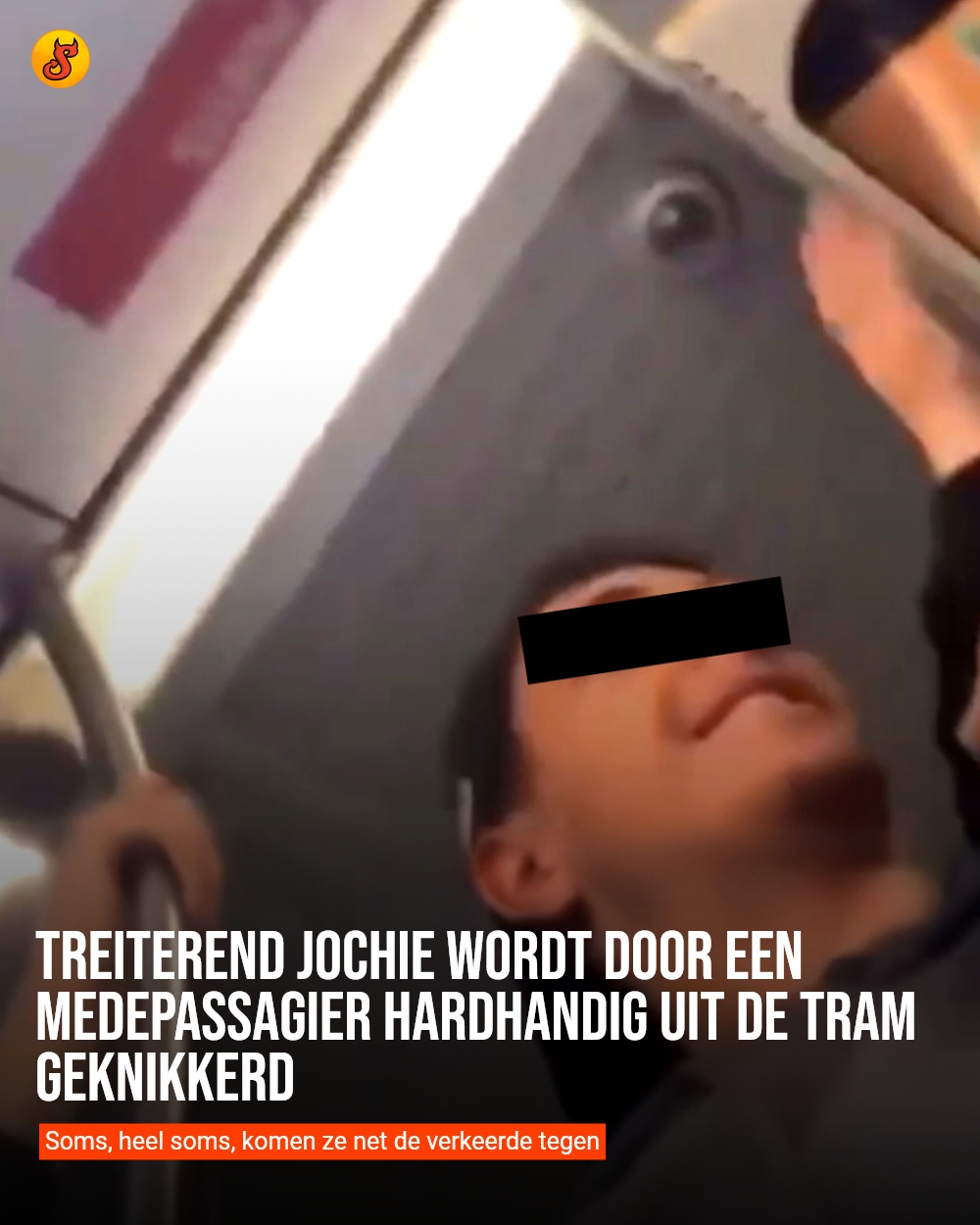 Treiterend jochie wordt door een medepassagier hardhandig uit de tram geknikkerd