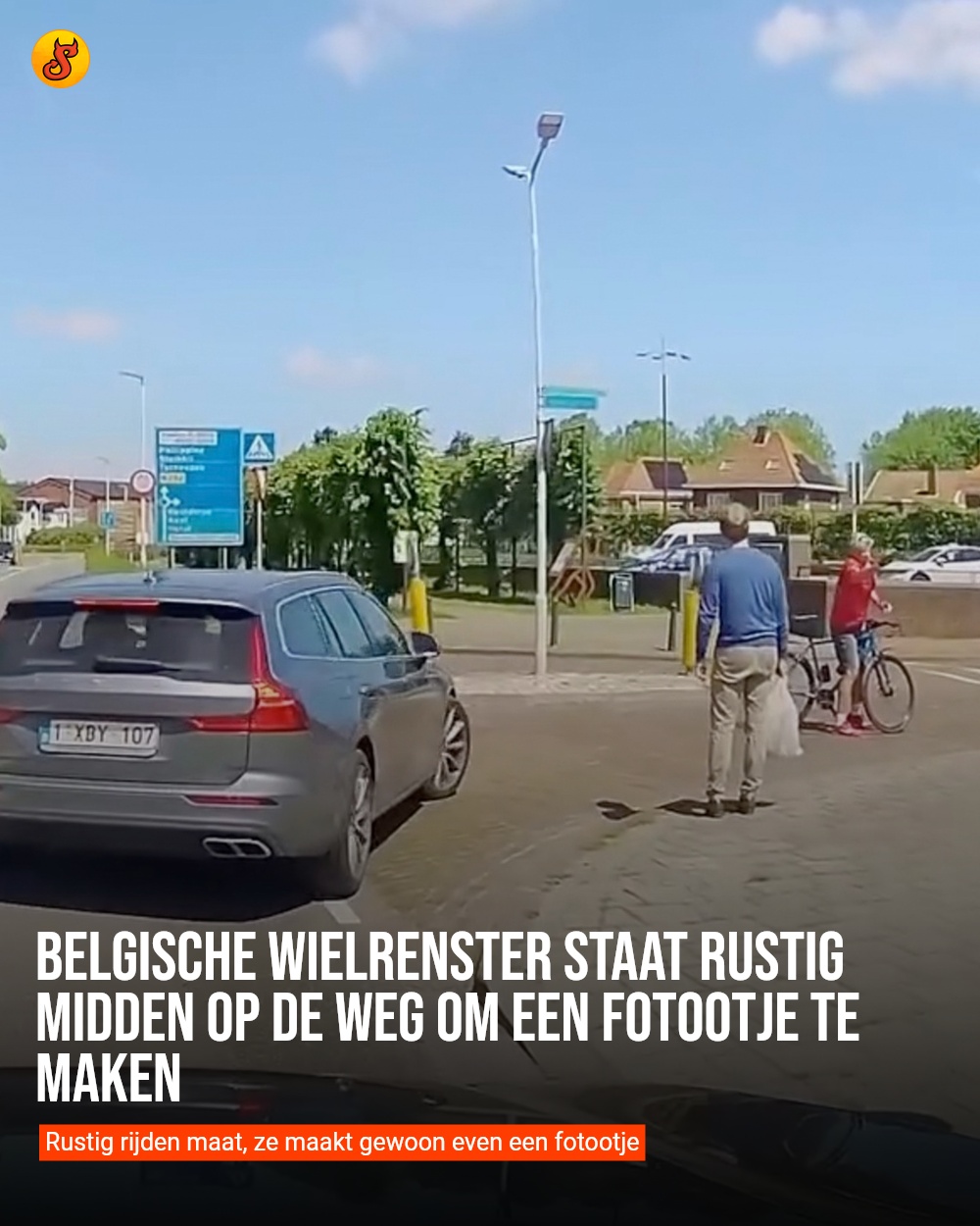 Belgische wielrenster staat rustig midden op de weg om een fotootje te maken