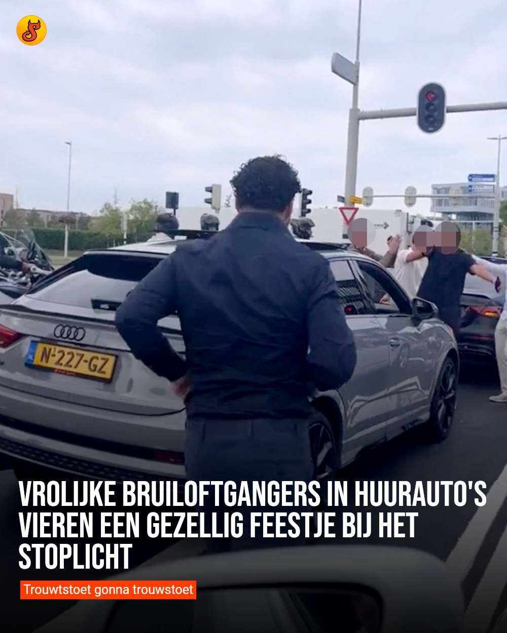 Vrolijke bruiloftgangers in huurauto's vieren een gezellig feestje bij het stoplicht