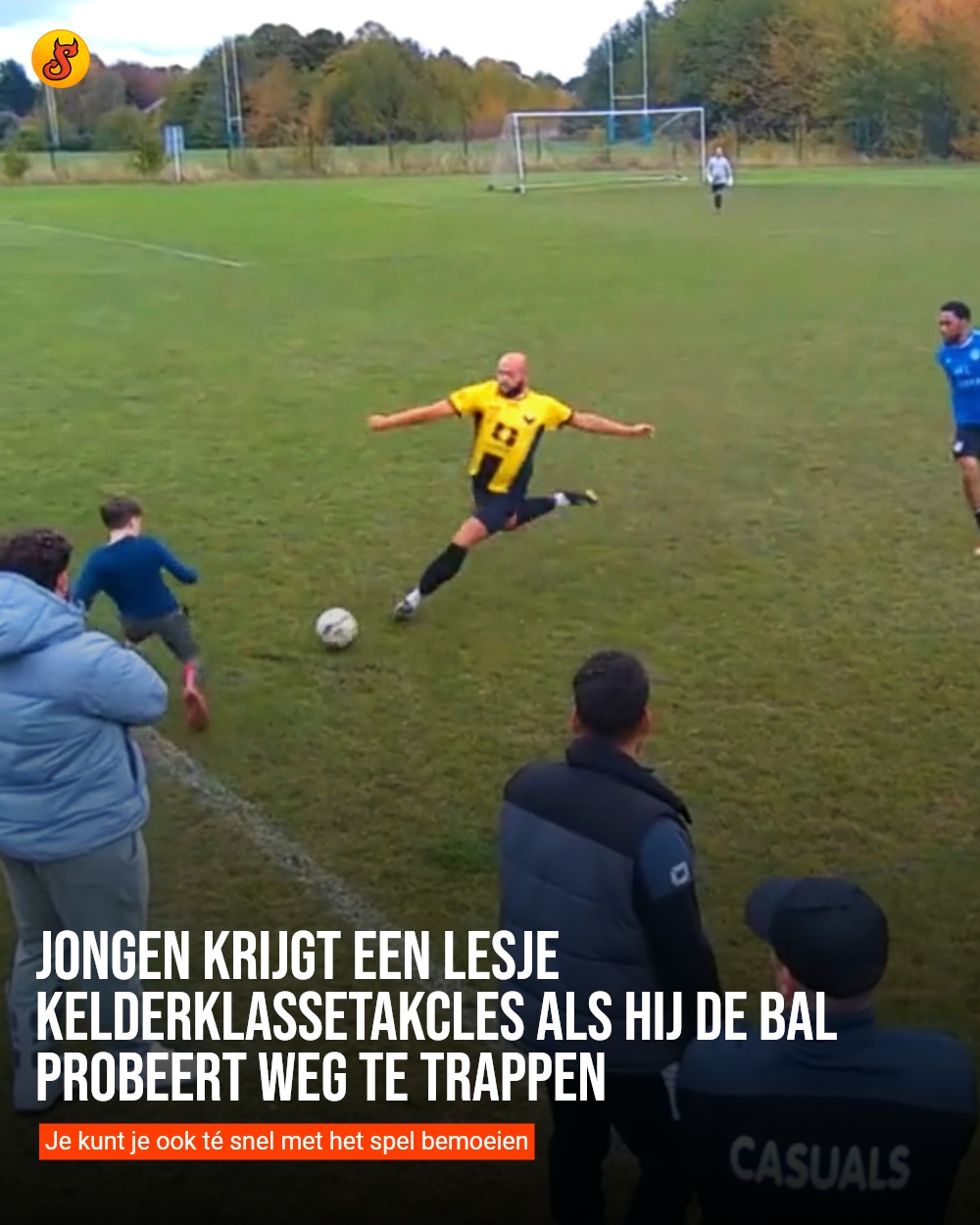 Jongen krijgt een lesje kelderklassetakcles als hij de bal probeert weg te trappen