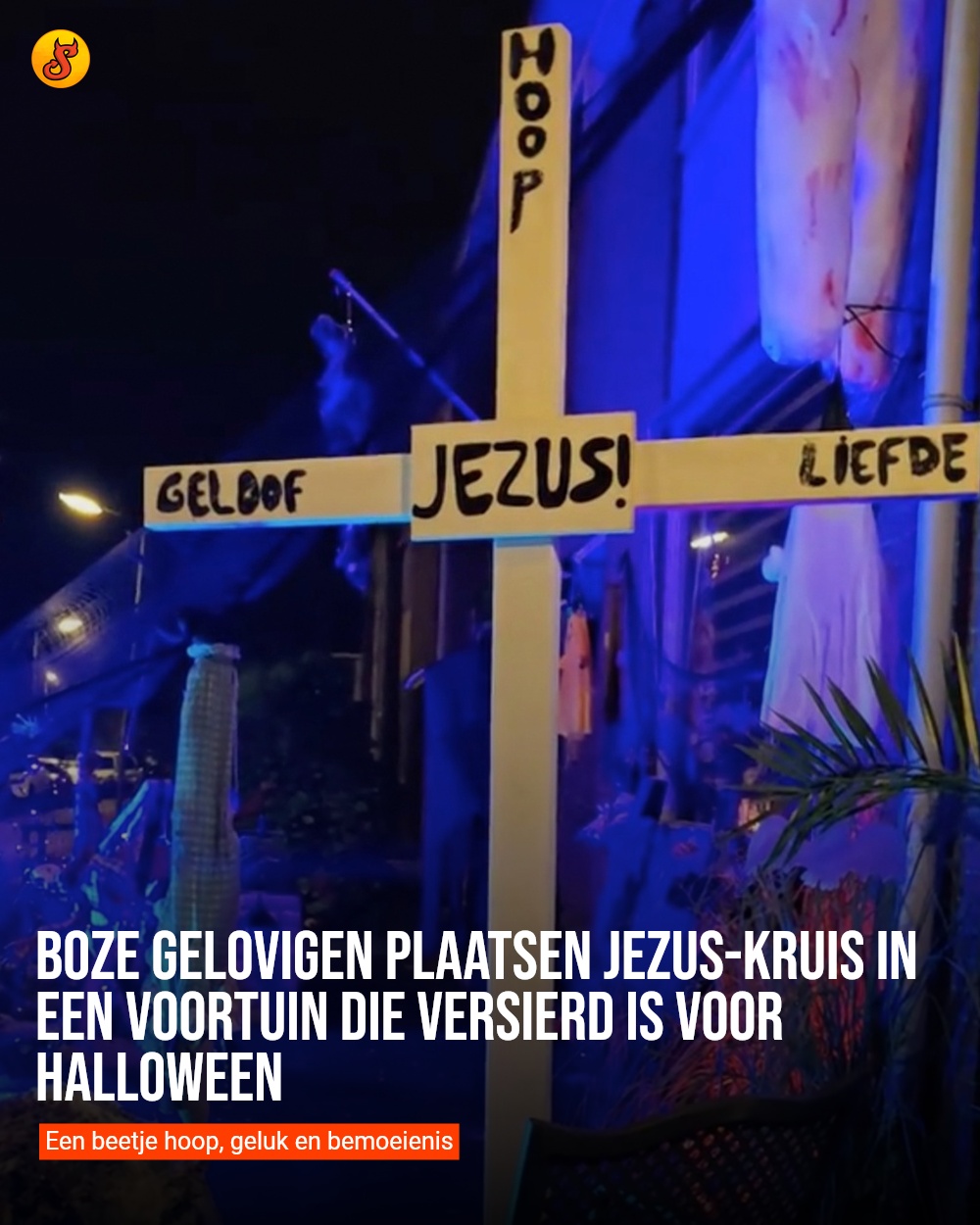 Boze gelovigen plaatsen Jezus-kruis in een voortuin die versierd is voor Halloween