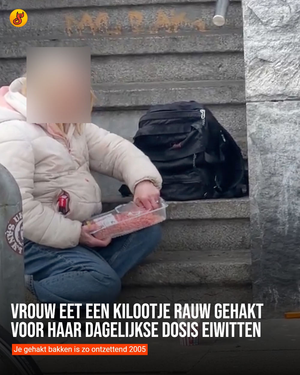 Vrouw eet een kilootje rauw gehakt voor haar dagelijkse dosis eiwitten