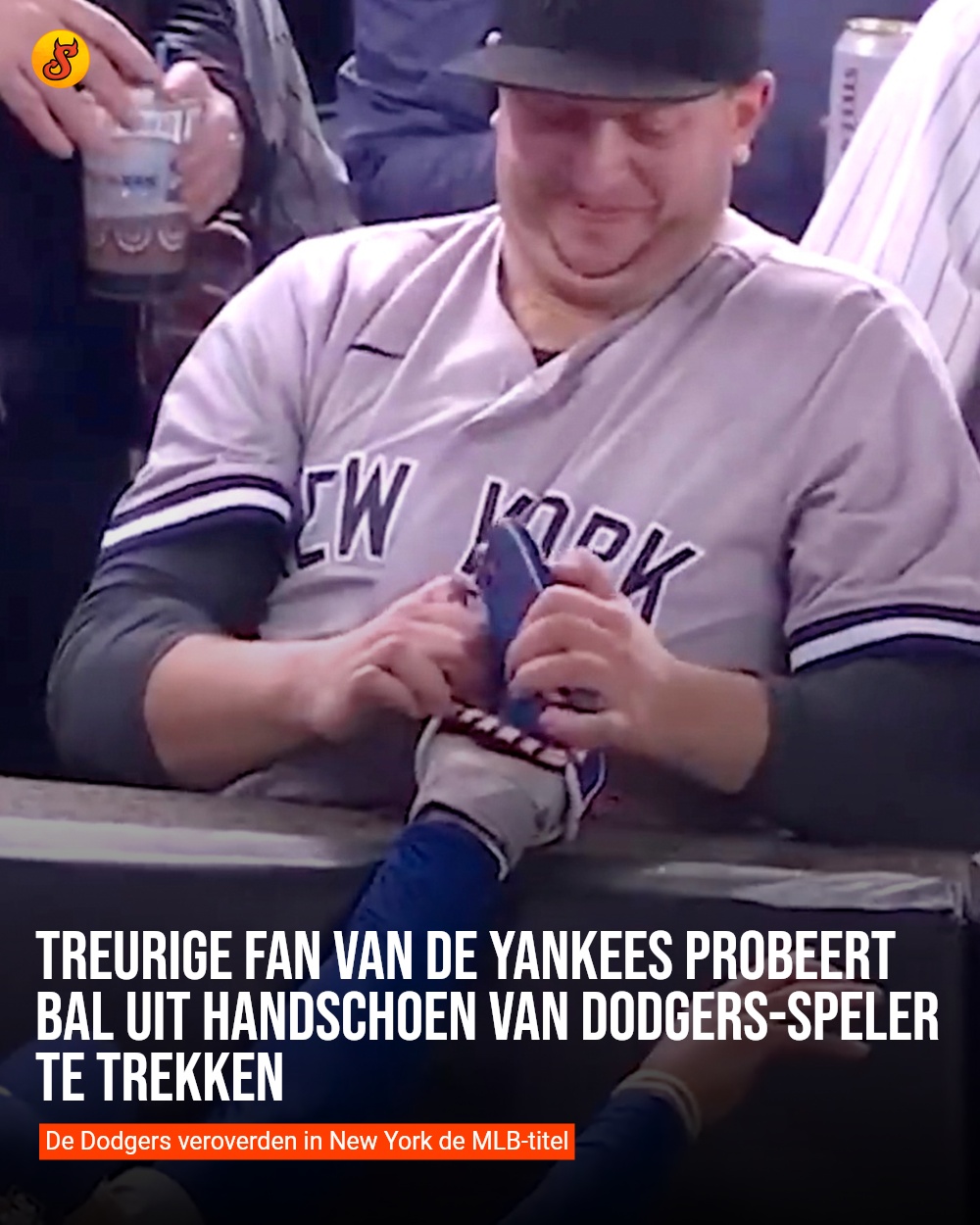 Treurige fan van de Yankees probeert bal uit handschoen van Dodgers-speler te trekken
