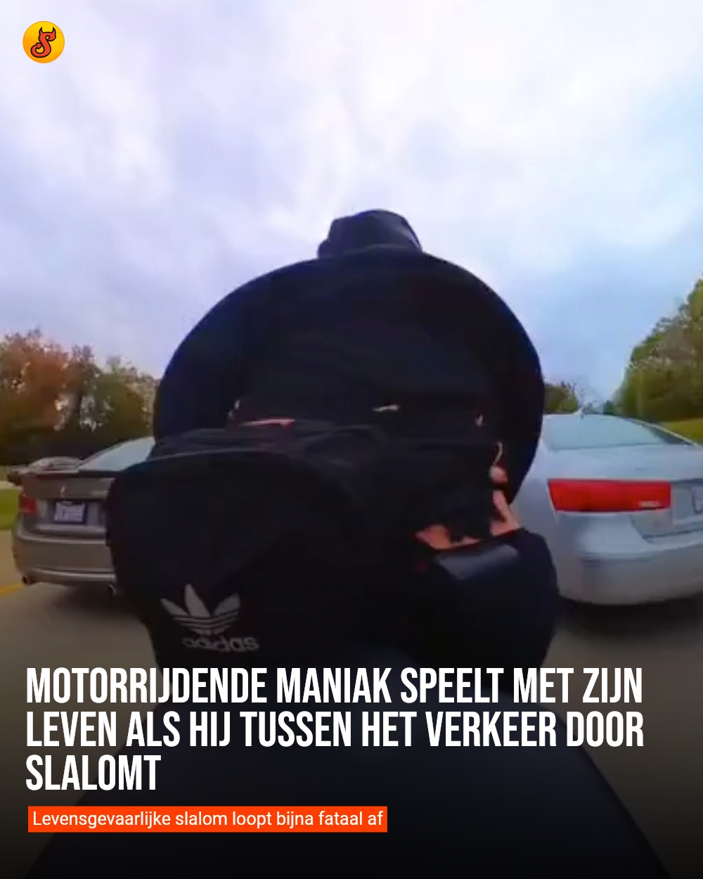Motorrijdende maniak speelt met zijn leven als hij tussen het verkeer door slalomt