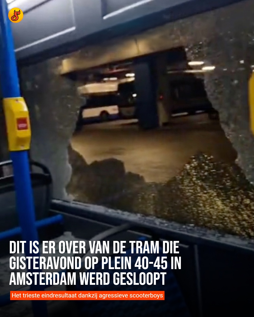 Dit is er over van de tram die gisteravond op Plein 40-45 in Amsterdam werd gesloopt