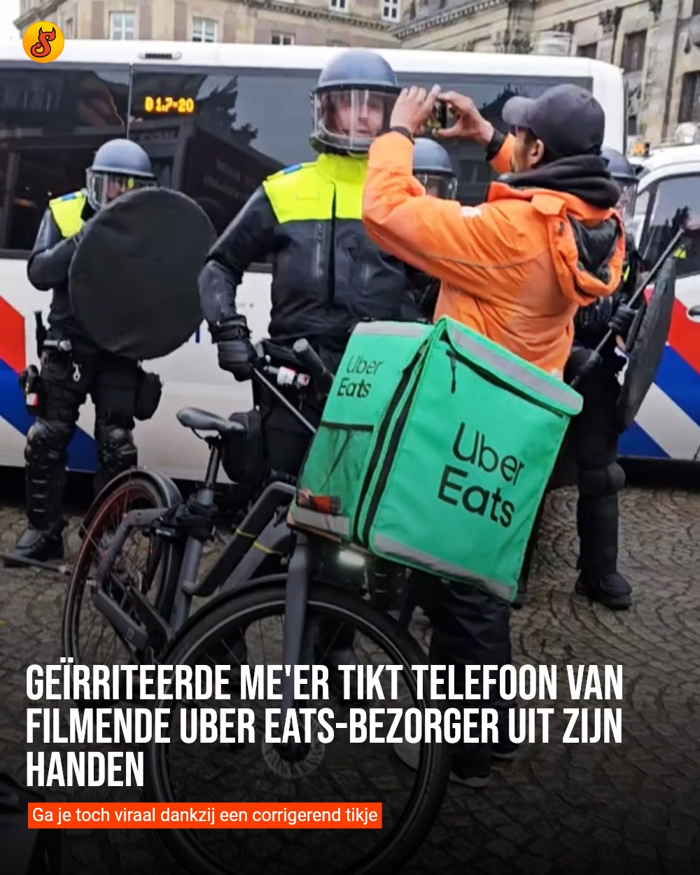Geïrriteerde ME'er tikt telefoon van filmende Uber Eats-bezorger uit zijn handen