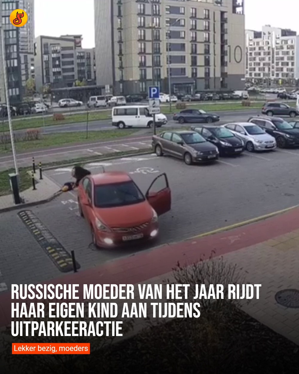 Russische moeder van het jaar rijdt haar eigen kind aan tijdens uitparkeeractie