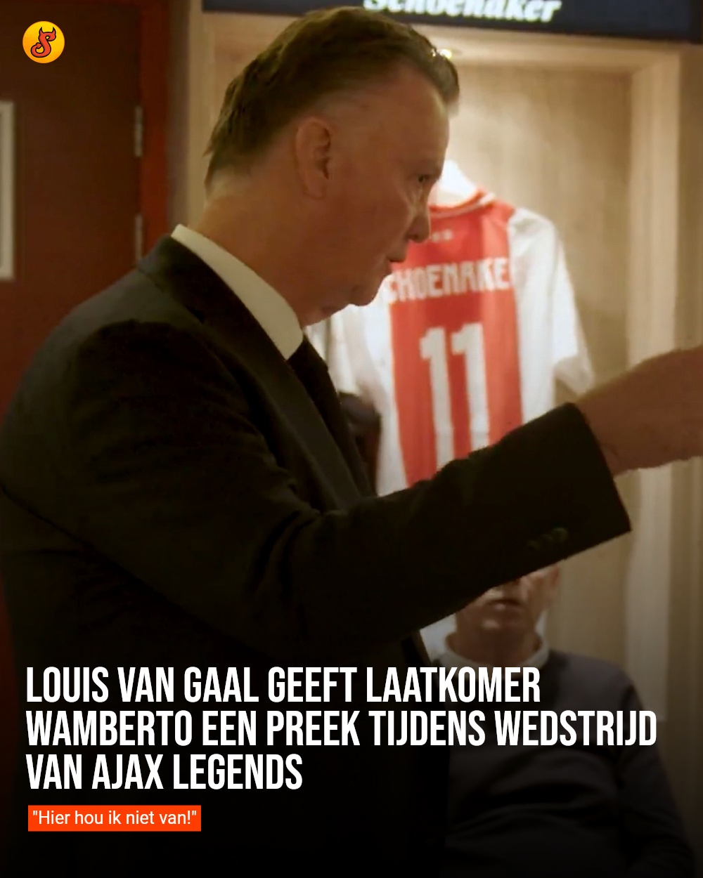 Louis van Gaal geeft laatkomer Wamberto een preek tijdens wedstrijd van Ajax Legends
