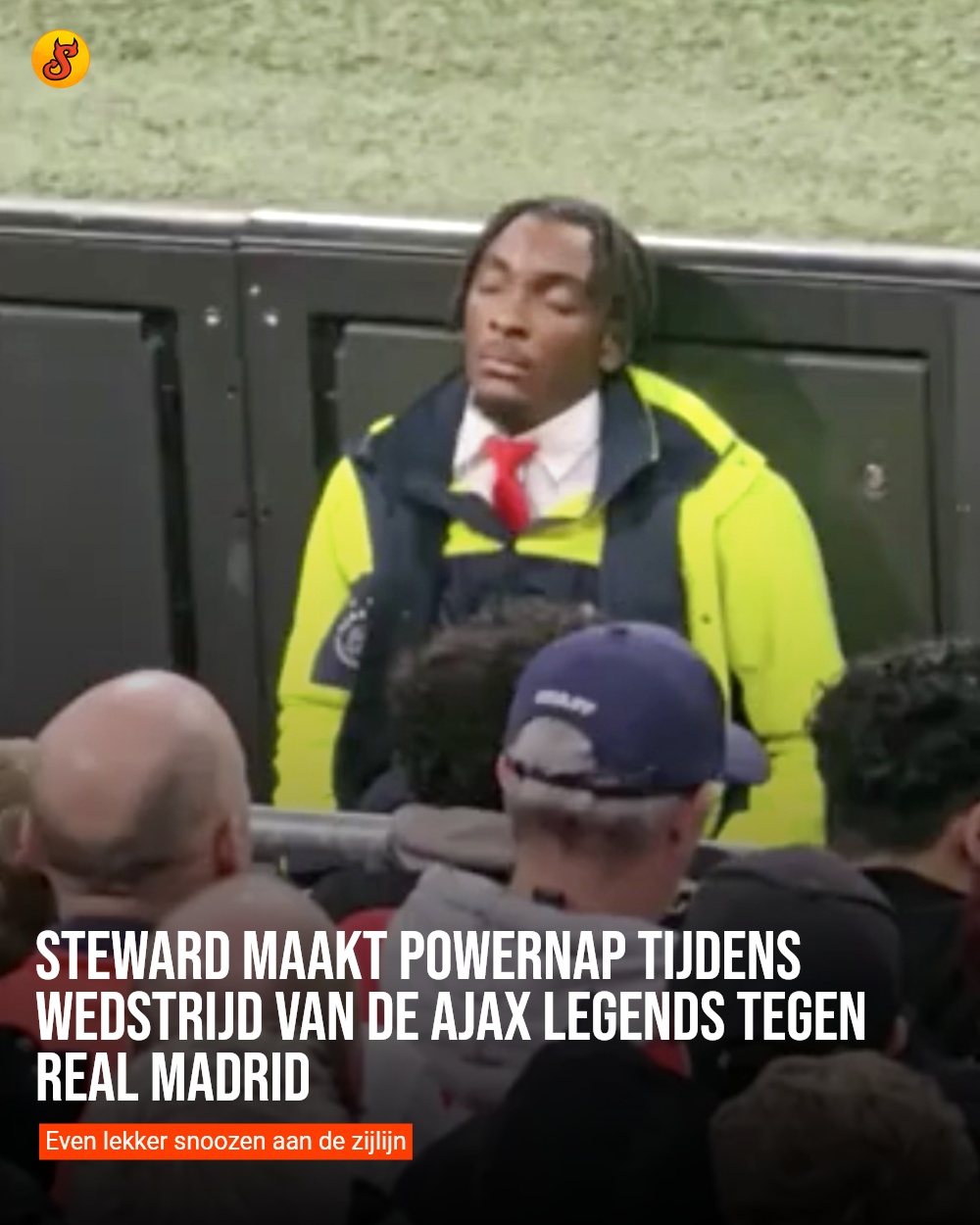 Steward maakt powernap tijdens wedstrijd van de Ajax legends tegen Real Madrid