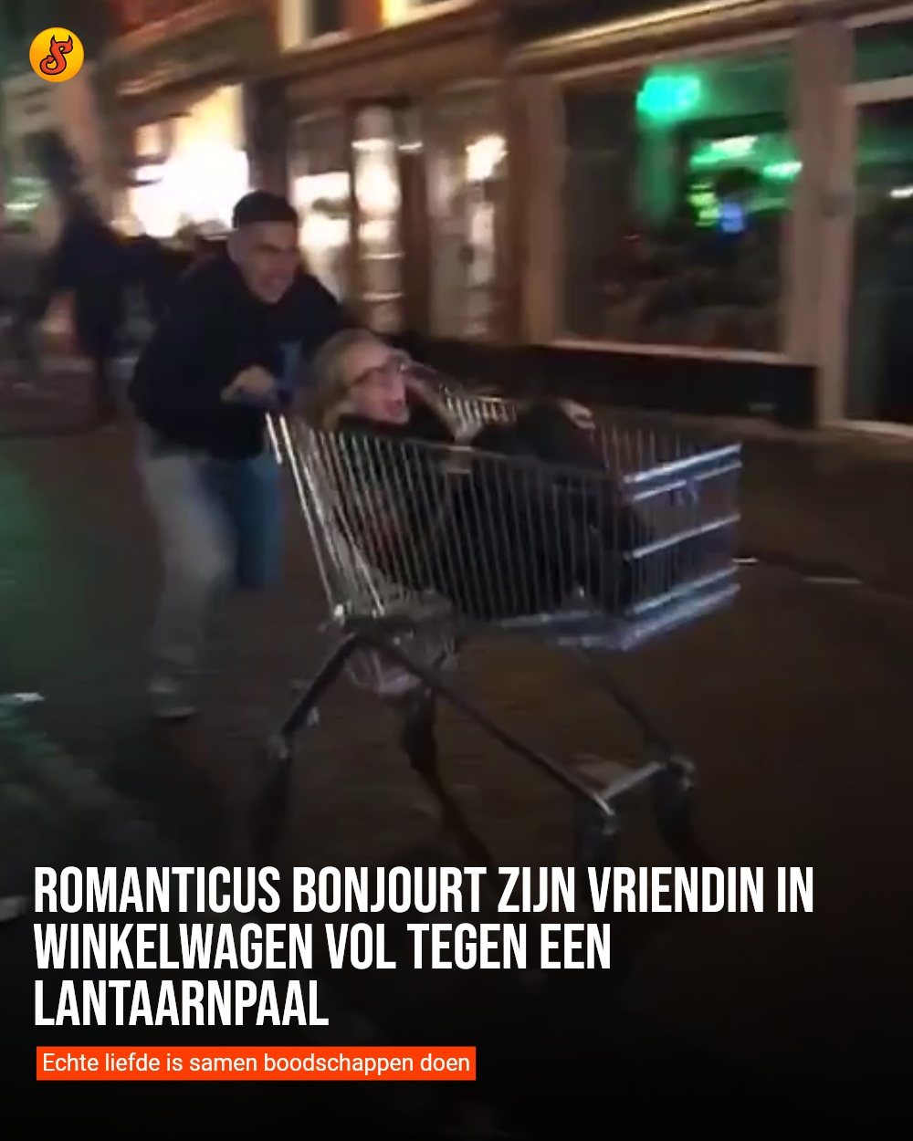 Romanticus bonjourt zijn vriendin in winkelwagen vol tegen een lantaarnpaal