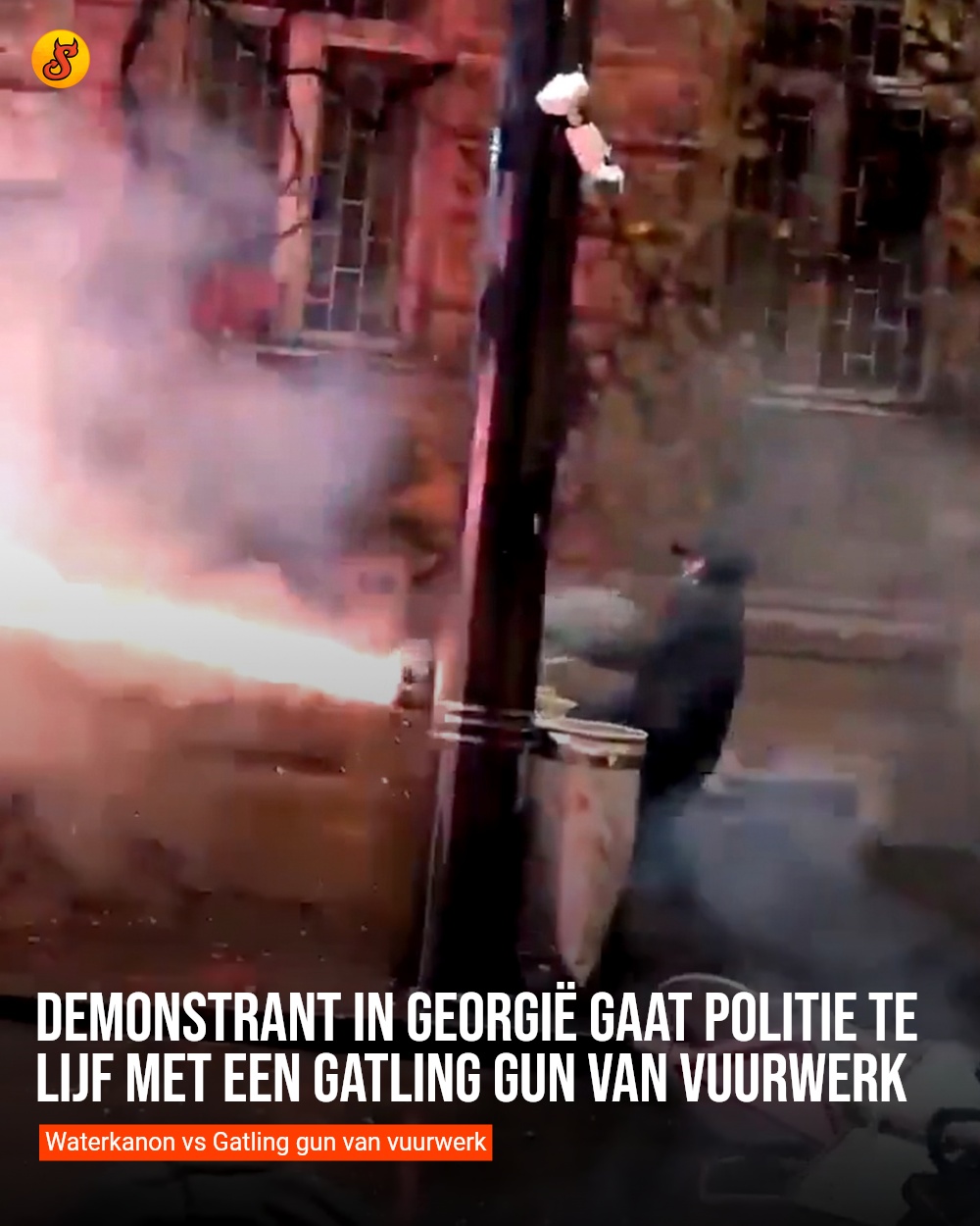 Demonstrant in Georgië gaat politie te lijf met een Gatling gun van vuurwerk