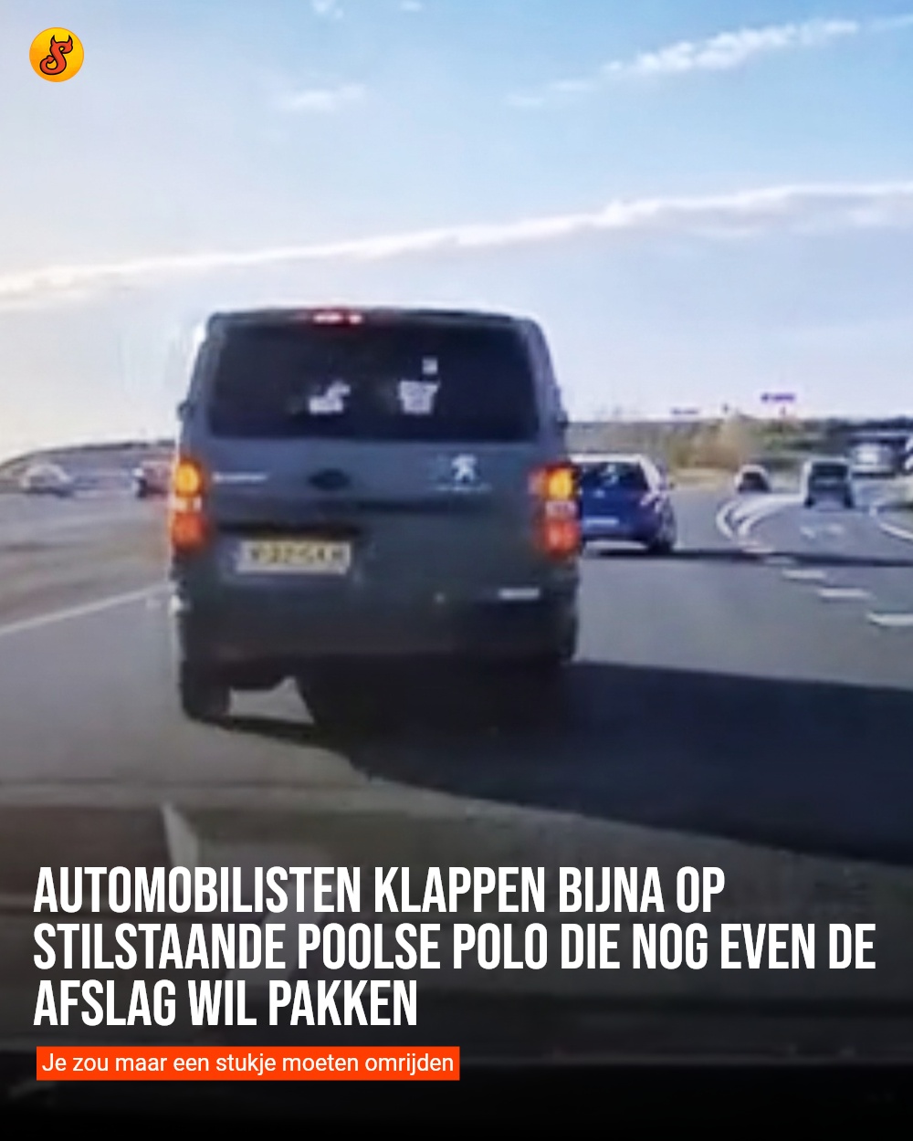 Automobilisten klappen bijna op stilstaande Poolse Polo die nog even de afslag wil pakken
