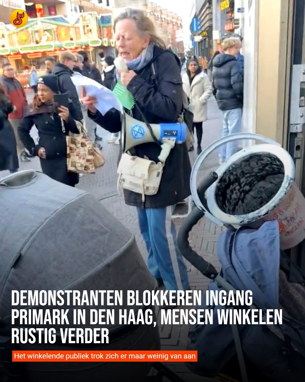 Demonstranten blokkeren ingang Primark in Den Haag, mensen winkelen rustig verder