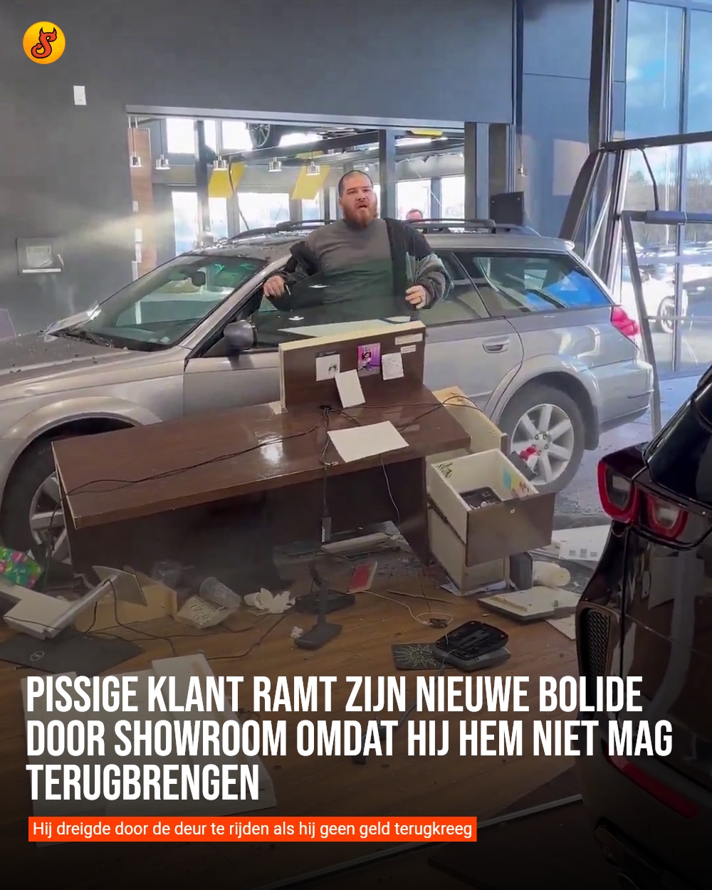 Pissige klant ramt zijn nieuwe bolide door showroom omdat hij hem niet mag terugbrengen