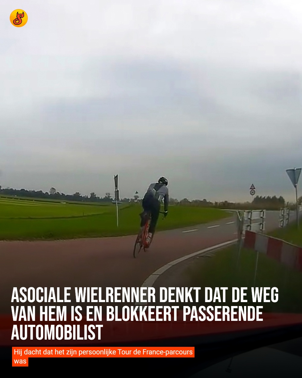 Asociale wielrenner denkt dat de weg van hem is en blokkeert passerende automobilist