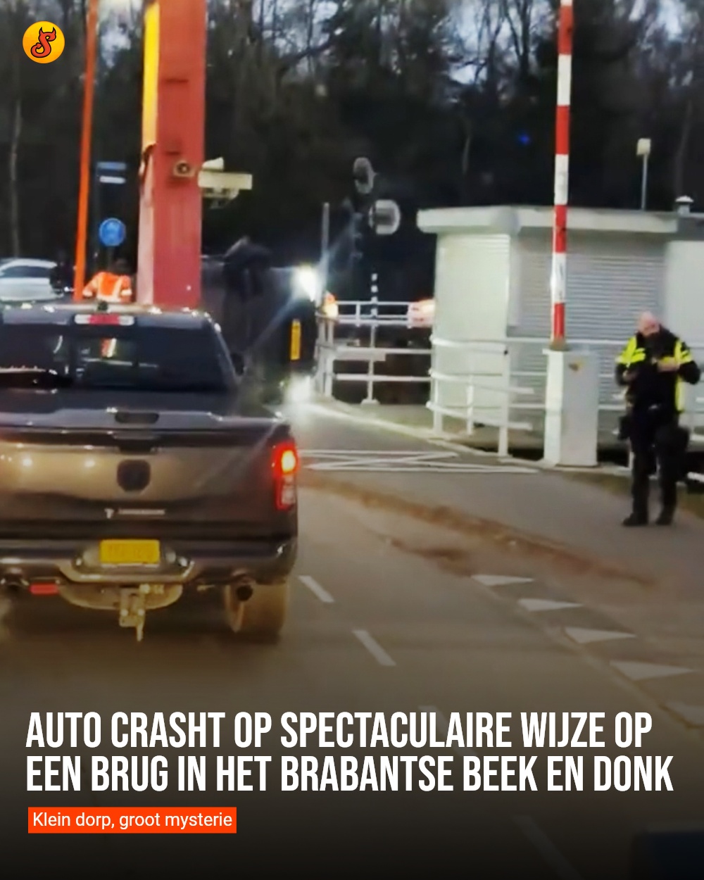 Auto crasht op spectaculaire wijze op een brug in het Brabantse Beek en Donk
