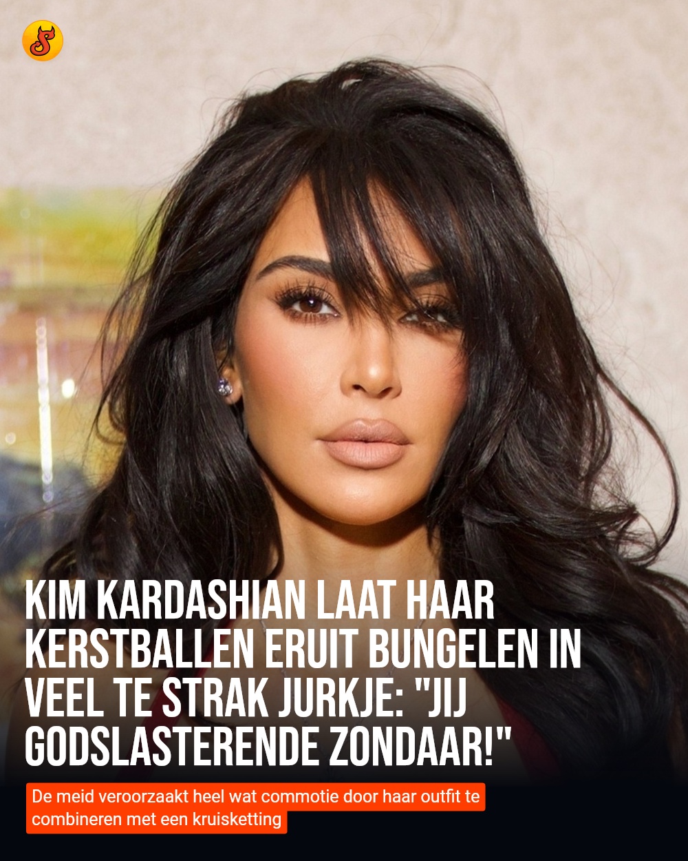 Kim Kardashian laat haar kerstballen eruit bungelen in veel te strak jurkje: "Jij godslasterende zondaar!"