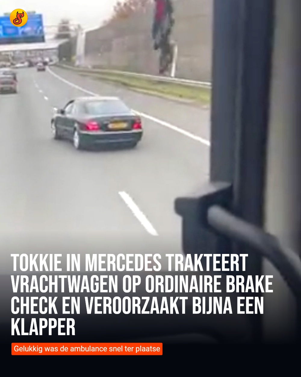 Tokkie in Mercedes trakteert vrachtwagen op ordinaire brake check en veroorzaakt bijna een klapper