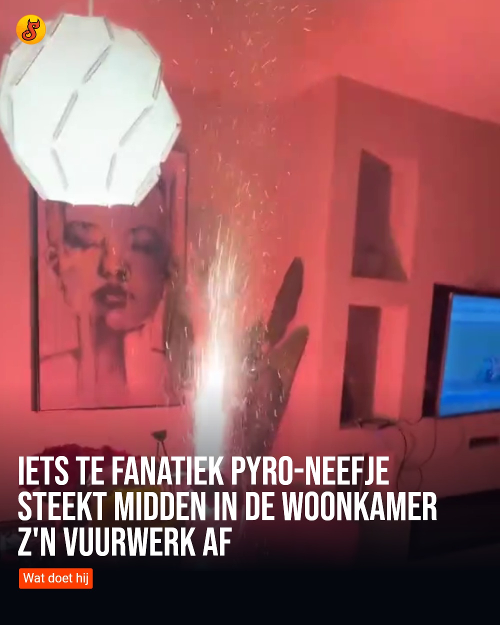 Iets te fanatiek pyro-neefje steekt midden in de woonkamer z'n vuurwerk af