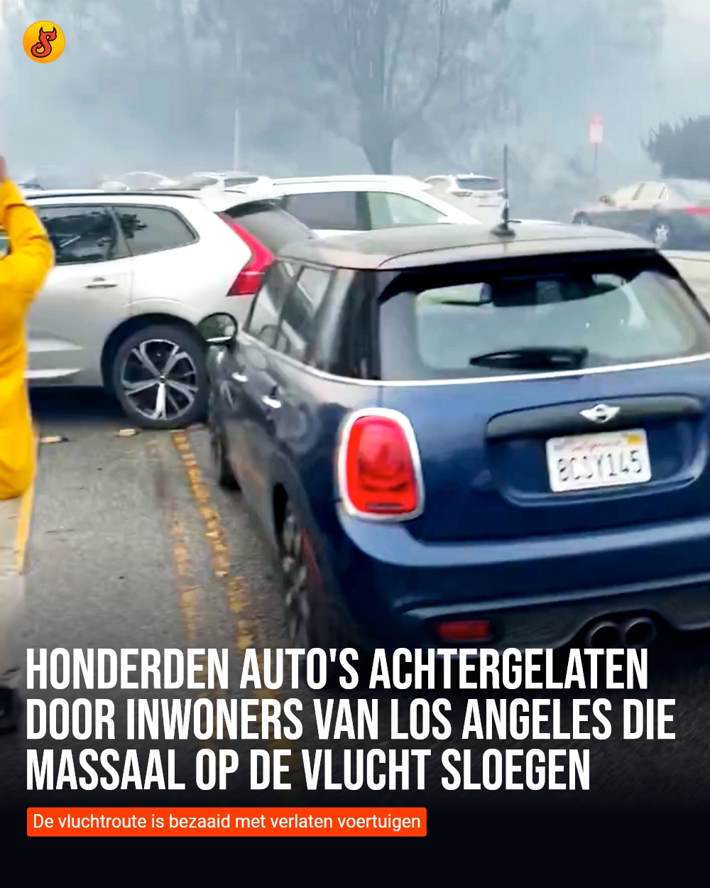 Honderden auto's achtergelaten door inwoners van Los Angeles die massaal op de vlucht sloegen