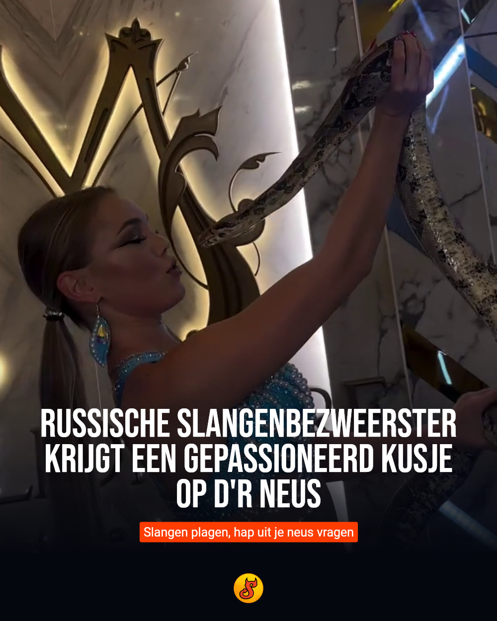 Russische slangenbezweerster krijgt een gepassioneerd kusje op d'r neus